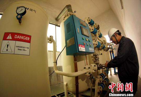 中央儲備糧贛州直屬庫有限公司一車間內(nèi)制氮設(shè)備正在作業(yè)?！⊥蹶魂?攝